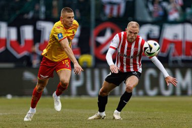 Norbert Wojtuszek ve Mick van Buren, PKO BP Ekstraklasa maçında Krakovia ve Jagiellonia Bialystok takımları arasında Stadion Cracovii im 'de görüldü. Jozefa Pilsudskiego (Maciej Rogowski)