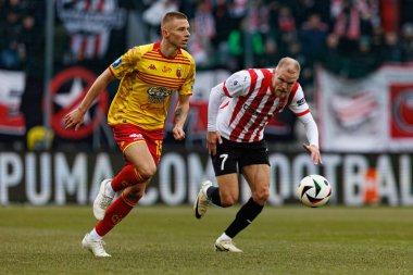 Norbert Wojtuszek ve Mick van Buren, PKO BP Ekstraklasa maçında Krakovia ve Jagiellonia Bialystok takımları arasında Stadion Cracovii im 'de görüldü. Jozefa Pilsudskiego (Maciej Rogowski)