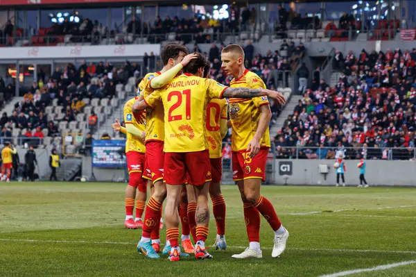 Jagiellonia 'nın oyuncuları PKO BP Ekstraklasa maçında Krakovia ve Jagiellonia Bialystok takımlarının Stadion Cracovii im' de attıkları gol sonrasında Darko Churlinov 'un attığı golü kutluyorlar. Jozefa Pilsudskiego (Maciej Rogowski)