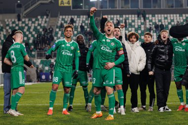 Radomiak oyuncuları, PKO BP Ekstraklasa maçında Radomiak Radom ve Legia Warszawa takımları arasında Stadion Miejski im 'de Jan Grzesik ile kutlama yaparken görüldü. Braci Czachorow (Maciej Rogowski)