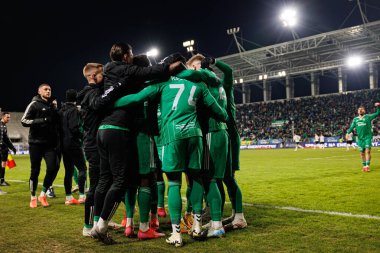 Radomiak oyuncuları, PKO BP Ekstraklasa maçında Stadion Miejski im 'deki Radomiak Radom ve Legia Warszawa takımları arasında oynanan PKO BP Ekstraklasa maçında Saad Agouzoul' dan gol üstüne gol atarken görüldü. Braci Czachorow (Maciej Rogowski)