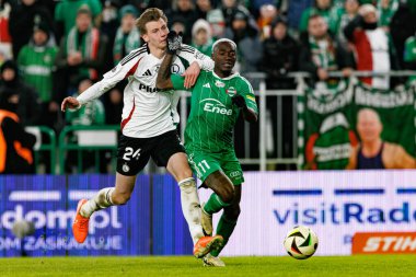 Jan Ziolkowski ve Capita Osvaldo Pedro Capemba, PKO BP Ekstraklasa maçında Radomiak Radom ve Legia Warszawa takımları arasında Stadion Miejski im 'de görüldü. Braci Czachorow (Maciej Rogowski)