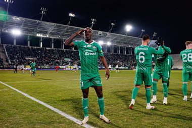 Capita Osvaldo Pedro Capemba, Stadyum 'daki Radomiak Radom ve Legia Warszawa takımları arasında oynanan PKO BP Ekstraklasa maçında gol üstüne gol atarken görüldü. Braci Czachorow (Maciej Rogowski)