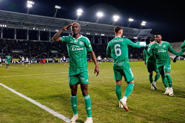 Capita Osvaldo Pedro Capemba, Stadyum 'daki Radomiak Radom ve Legia Warszawa takımları arasında oynanan PKO BP Ekstraklasa maçında gol üstüne gol atarken görüldü. Braci Czachorow (Maciej Rogowski)