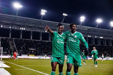 Capita Osvaldo Pedro Capemba ve Abdoul Tapsoba, Stadyumdaki Radomiak Radom ve Legia Warszawa takımları arasında oynanan PKO BP Ekstraklasa maçında gol üstüne gol atarken görüldü. Braci Czachorow (Maciej Rogowski)