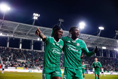 Capita Osvaldo Pedro Capemba ve Abdoul Tapsoba, Stadyumdaki Radomiak Radom ve Legia Warszawa takımları arasında oynanan PKO BP Ekstraklasa maçında gol üstüne gol atarken görüldü. Braci Czachorow (Maciej Rogowski)