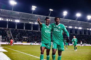 Capita Osvaldo Pedro Capemba ve Abdoul Tapsoba, Stadyumdaki Radomiak Radom ve Legia Warszawa takımları arasında oynanan PKO BP Ekstraklasa maçında gol üstüne gol atarken görüldü. Braci Czachorow (Maciej Rogowski)