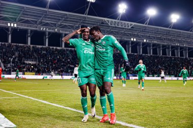 Capita Osvaldo Pedro Capemba ve Abdoul Tapsoba, Stadyumdaki Radomiak Radom ve Legia Warszawa takımları arasında oynanan PKO BP Ekstraklasa maçında gol üstüne gol atarken görüldü. Braci Czachorow (Maciej Rogowski)