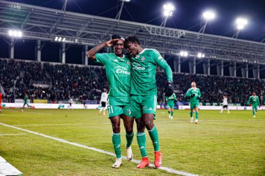 Capita Osvaldo Pedro Capemba ve Abdoul Tapsoba, Stadyumdaki Radomiak Radom ve Legia Warszawa takımları arasında oynanan PKO BP Ekstraklasa maçında gol üstüne gol atarken görüldü. Braci Czachorow (Maciej Rogowski)