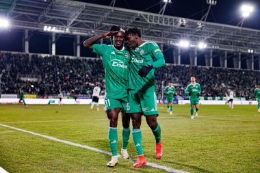 Capita Osvaldo Pedro Capemba ve Abdoul Tapsoba, Stadyumdaki Radomiak Radom ve Legia Warszawa takımları arasında oynanan PKO BP Ekstraklasa maçında gol üstüne gol atarken görüldü. Braci Czachorow (Maciej Rogowski)