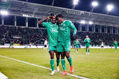 Capita Osvaldo Pedro Capemba ve Abdoul Tapsoba, Stadyumdaki Radomiak Radom ve Legia Warszawa takımları arasında oynanan PKO BP Ekstraklasa maçında gol üstüne gol atarken görüldü. Braci Czachorow (Maciej Rogowski)