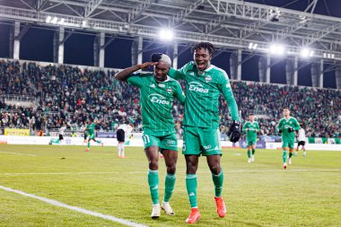 Capita Osvaldo Pedro Capemba ve Abdoul Tapsoba, Stadyumdaki Radomiak Radom ve Legia Warszawa takımları arasında oynanan PKO BP Ekstraklasa maçında gol üstüne gol atarken görüldü. Braci Czachorow (Maciej Rogowski)