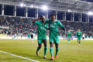 Capita Osvaldo Pedro Capemba ve Abdoul Tapsoba, Stadyumdaki Radomiak Radom ve Legia Warszawa takımları arasında oynanan PKO BP Ekstraklasa maçında gol üstüne gol atarken görüldü. Braci Czachorow (Maciej Rogowski)