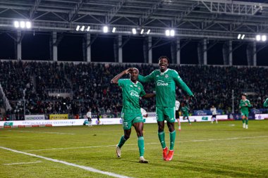 Capita Osvaldo Pedro Capemba ve Abdoul Tapsoba, Stadyumdaki Radomiak Radom ve Legia Warszawa takımları arasında oynanan PKO BP Ekstraklasa maçında gol üstüne gol atarken görüldü. Braci Czachorow (Maciej Rogowski)