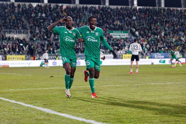 Capita Osvaldo Pedro Capemba ve Abdoul Tapsoba, Stadyumdaki Radomiak Radom ve Legia Warszawa takımları arasında oynanan PKO BP Ekstraklasa maçında gol üstüne gol atarken görüldü. Braci Czachorow (Maciej Rogowski)