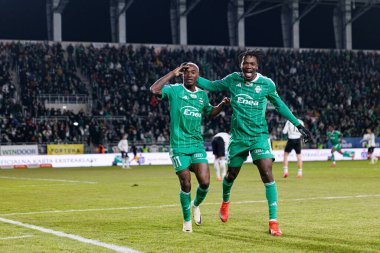 Capita Osvaldo Pedro Capemba ve Abdoul Tapsoba, Stadyumdaki Radomiak Radom ve Legia Warszawa takımları arasında oynanan PKO BP Ekstraklasa maçında gol üstüne gol atarken görüldü. Braci Czachorow (Maciej Rogowski)