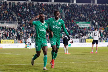 Capita Osvaldo Pedro Capemba ve Abdoul Tapsoba, Stadyumdaki Radomiak Radom ve Legia Warszawa takımları arasında oynanan PKO BP Ekstraklasa maçında gol üstüne gol atarken görüldü. Braci Czachorow (Maciej Rogowski)