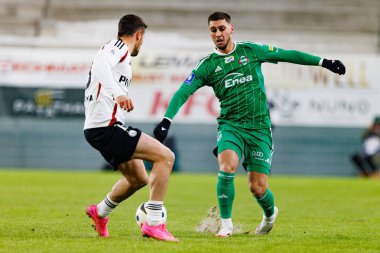 Pawel Wszolek ve Bruno Jordao, PKO BP Ekstraklasa maçında Radomiak Radom ve Legia Warszawa takımları arasında Stadion Miejski im 'de görüldüler. Braci Czachorow (Maciej Rogowski)