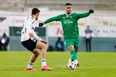 Pawel Wszolek ve Bruno Jordao, PKO BP Ekstraklasa maçında Radomiak Radom ve Legia Warszawa takımları arasında Stadion Miejski im 'de görüldüler. Braci Czachorow (Maciej Rogowski)