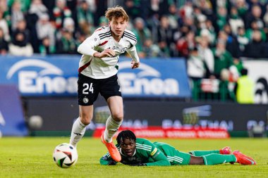Jan Ziolkowski ve Abdoul Tapsoba, PKO BP Ekstraklasa maçında Radomiak Radom ve Legia Warszawa takımları arasında Stadion Miejski im 'de görüldü. Braci Czachorow (Maciej Rogowski)