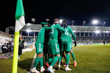 Radomiak oyuncuları, Stadyum Miejski im 'de Radomiak Radom ve Legia Warszawa takımları arasında oynanan PKO BP Ekstraklasa maçında Capita Capemba' dan gol üstüne gol atarken görüldü. Braci Czachorow (Maciej Rogowski)