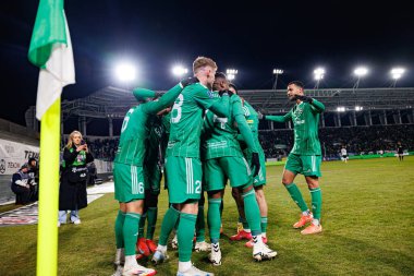 Radomiak oyuncuları, Stadyum Miejski im 'de Radomiak Radom ve Legia Warszawa takımları arasında oynanan PKO BP Ekstraklasa maçında Capita Capemba' dan gol üstüne gol atarken görüldü. Braci Czachorow (Maciej Rogowski)