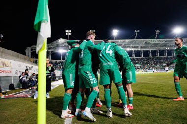 Radomiak oyuncuları, Stadyum Miejski im 'de Radomiak Radom ve Legia Warszawa takımları arasında oynanan PKO BP Ekstraklasa maçında Capita Capemba' dan gol üstüne gol atarken görüldü. Braci Czachorow (Maciej Rogowski)