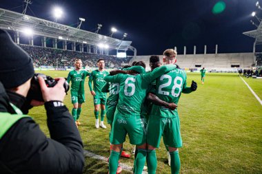Radomiak oyuncuları, Stadyum Miejski im 'de Radomiak Radom ve Legia Warszawa takımları arasında oynanan PKO BP Ekstraklasa maçında Capita Capemba' dan gol üstüne gol atarken görüldü. Braci Czachorow (Maciej Rogowski)