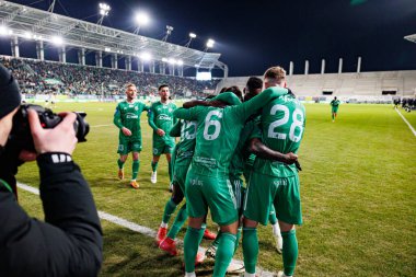 Radomiak oyuncuları, Stadyum Miejski im 'de Radomiak Radom ve Legia Warszawa takımları arasında oynanan PKO BP Ekstraklasa maçında Capita Capemba' dan gol üstüne gol atarken görüldü. Braci Czachorow (Maciej Rogowski)