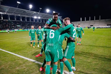 Radomiak oyuncuları, Stadyum Miejski im 'de Radomiak Radom ve Legia Warszawa takımları arasında oynanan PKO BP Ekstraklasa maçında Capita Capemba' dan gol üstüne gol atarken görüldü. Braci Czachorow (Maciej Rogowski)