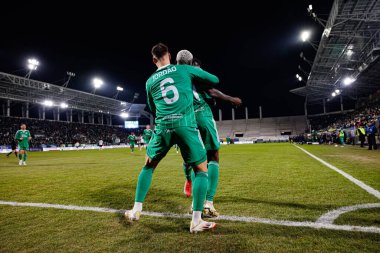 Capita Osvaldo Pedro Capemba, Bruno Jordao ve Abdoul Tapsoba, Stadion Miejski im 'deki Radomiak Radom ve Legia Warszawa takımları arasındaki PKO BP Ekstraklasa maçında gol attıktan sonra kutlama yaparken görüldü. Braci Czachorow (Maciej Rogowski)