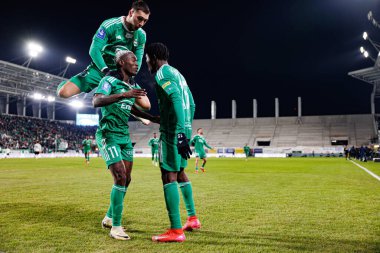 Capita Osvaldo Pedro Capemba, Bruno Jordao ve Abdoul Tapsoba, Stadion Miejski im 'deki Radomiak Radom ve Legia Warszawa takımları arasındaki PKO BP Ekstraklasa maçında gol attıktan sonra kutlama yaparken görüldü. Braci Czachorow (Maciej Rogowski)