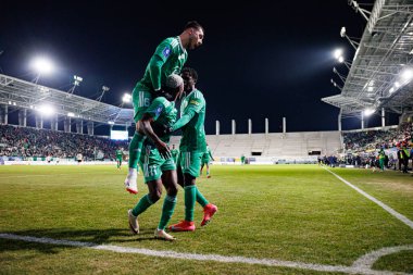 Capita Osvaldo Pedro Capemba, Bruno Jordao ve Abdoul Tapsoba, Stadion Miejski im 'deki Radomiak Radom ve Legia Warszawa takımları arasındaki PKO BP Ekstraklasa maçında gol attıktan sonra kutlama yaparken görüldü. Braci Czachorow (Maciej Rogowski)