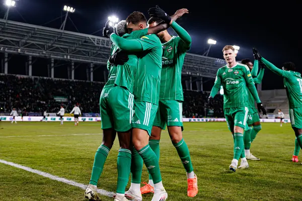 Capita Osvaldo Pedro Capemba ve Bruno Jordao, Stadion Miejski im 'de Radomiak Radom ve Legia Warszawa takımları arasında oynanan PKO BP Ekstraklasa maçında gol üstüne gol atarken görüldüler. Braci Czachorow (Maciej Rogowski)