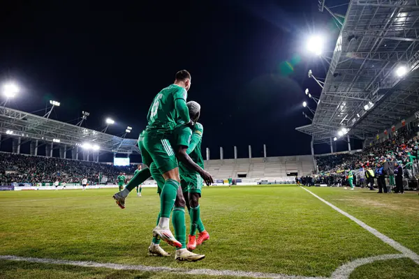 Capita Osvaldo Pedro Capemba, Bruno Jordao ve Abdoul Tapsoba, Stadion Miejski im 'deki Radomiak Radom ve Legia Warszawa takımları arasındaki PKO BP Ekstraklasa maçında gol attıktan sonra kutlama yaparken görüldü. Braci Czachorow (Maciej Rogowski)