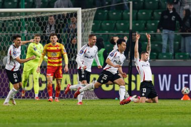 Legia oyuncuları, Stadyum Miejski Legii Warszawa 'daki Legia Warszawa ve Jagiellonia Bialystok takımları arasında oynanan Puchar Polski maçında Ryoya Morishita' dan gol üstüne gol atarken görüldü. Jozefa Pilsudskiego (Maciej Rogowski)