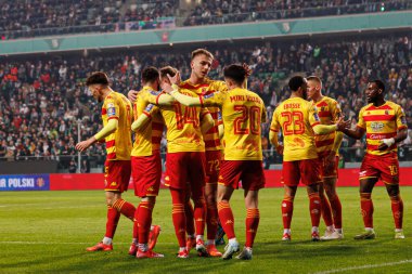 Jagiellonia oyuncuları, Puchar Polski maçında Stadion Miejski Legii Warszawa 'da Legia Warszawa ve Jagiellonia Bialystok takımları arasında Jaroslaw Kubicki' den gol üstüne gol atarken görüldü. Jozefa Pilsudskiego (Maciej Rogowski)