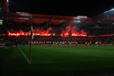 Legia taraftarları Puchar Polski maçında Stadyum Miejski Legii Warszawa 'da Legia Warszawa ve Jagiellonia Bialystok takımları arasında yanan bayraklar gördü. Jozefa Pilsudskiego (Maciej Rogowski)