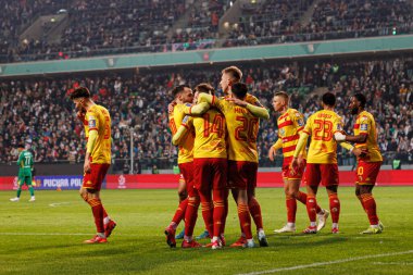 Jagiellonia oyuncuları, Puchar Polski maçında Stadion Miejski Legii Warszawa 'da Legia Warszawa ve Jagiellonia Bialystok takımları arasında Jaroslaw Kubicki' den gol üstüne gol atarken görüldü. Jozefa Pilsudskiego (Maciej Rogowski)