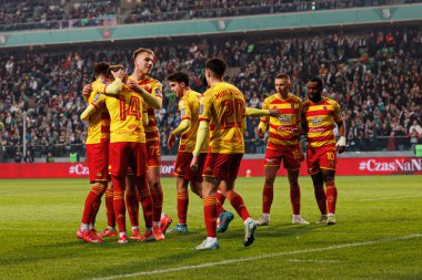 Jagiellonia oyuncuları, Puchar Polski maçında Stadion Miejski Legii Warszawa 'da Legia Warszawa ve Jagiellonia Bialystok takımları arasında Jaroslaw Kubicki' den gol üstüne gol atarken görüldü. Jozefa Pilsudskiego (Maciej Rogowski)