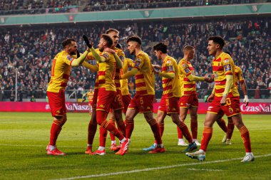 Jagiellonia oyuncuları, Puchar Polski maçında Stadion Miejski Legii Warszawa 'da Legia Warszawa ve Jagiellonia Bialystok takımları arasında Jaroslaw Kubicki' den gol üstüne gol atarken görüldü. Jozefa Pilsudskiego (Maciej Rogowski)