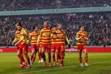 Jagiellonia oyuncuları, Puchar Polski maçında Stadion Miejski Legii Warszawa 'da Legia Warszawa ve Jagiellonia Bialystok takımları arasında Jaroslaw Kubicki' den gol üstüne gol atarken görüldü. Jozefa Pilsudskiego (Maciej Rogowski)
