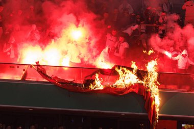 Legia taraftarları Puchar Polski maçında Stadyum Miejski Legii Warszawa 'da Legia Warszawa ve Jagiellonia Bialystok takımları arasında yanan bayraklar gördü. Jozefa Pilsudskiego (Maciej Rogowski)