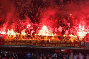 Legia taraftarları Puchar Polski maçında Stadyum Miejski Legii Warszawa 'da Legia Warszawa ve Jagiellonia Bialystok takımları arasında yanan bayraklar gördü. Jozefa Pilsudskiego (Maciej Rogowski)
