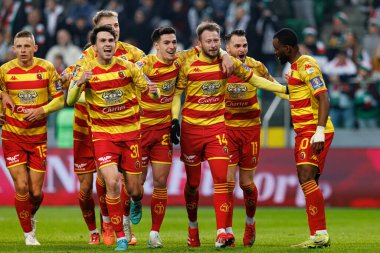 Jagiellonia oyuncuları, Puchar Polski maçında Stadion Miejski Legii Warszawa 'da Legia Warszawa ve Jagiellonia Bialystok takımları arasında Jaroslaw Kubicki' den gol üstüne gol atarken görüldü. Jozefa Pilsudskiego (Maciej Rogowski)