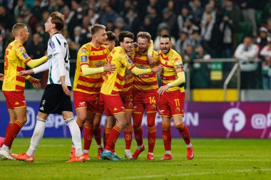 Jagiellonia oyuncuları, Puchar Polski maçında Stadion Miejski Legii Warszawa 'da Legia Warszawa ve Jagiellonia Bialystok takımları arasında Jaroslaw Kubicki' den gol üstüne gol atarken görüldü. Jozefa Pilsudskiego (Maciej Rogowski)