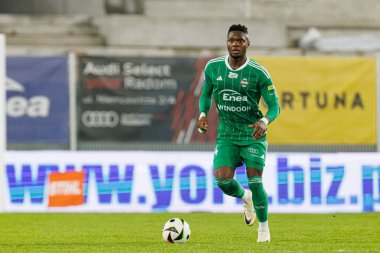 Steven Kingue, PKO BP Ekstraklasa maçında Radomiak Radom ve Widzew Lodz takımları arasında Stadion Miejski im 'de görüldü. Braci Czachorow (Maciej Rogowski)