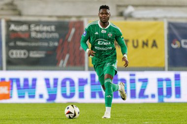 Steven Kingue, PKO BP Ekstraklasa maçında Radomiak Radom ve Widzew Lodz takımları arasında Stadion Miejski im 'de görüldü. Braci Czachorow (Maciej Rogowski)