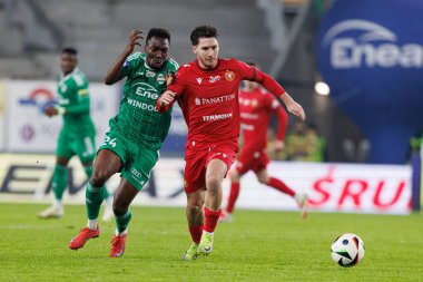 Zie Ouattara ve Jakub Lukowski, PKO BP Ekstraklasa maçında Radomiak Radom ve Widzew Lodz takımları arasında Stadion Miejski im 'de görüldü. Braci Czachorow (Maciej Rogowski)