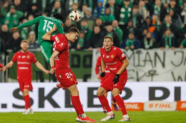 Abdoul Tapsoba ve Polydefkis Volanakis, PKO BP Ekstraklasa maçında Radomiak Radom ve Widzew Lodz takımları arasında Stadion Miejski im 'de görüldü. Braci Czachorow (Maciej Rogowski)